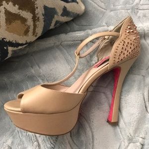 BETSEY JOHNSON CREAM ROSE GOLD T STRAP HEELS SZ 10